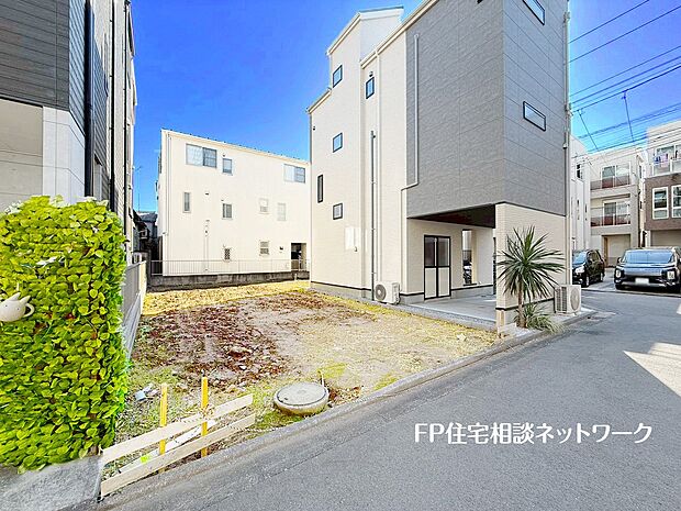 【前面道路含む現地写真】建物はスタイリッシュなデザイナーズ住宅!床暖房や食洗機、浴室乾燥機なども標準設置で、充実した設備です。