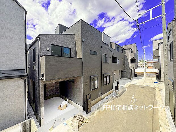【現地外観写真】【類似外観同仕様】施工例のため分譲中の建物とは外壁、屋根開口部等の形状・仕様が異なります。