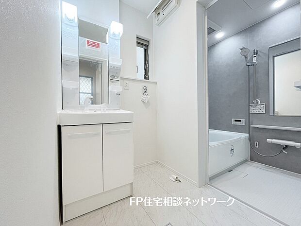 【洗面台・洗面所】鏡の裏に収納棚を確保した三面鏡を採用。化粧品や歯ブラシなどを機能的に収納。また、三面鏡の本当の利点は三枚の鏡を合わせることで、頭の側面や背面が見れること。