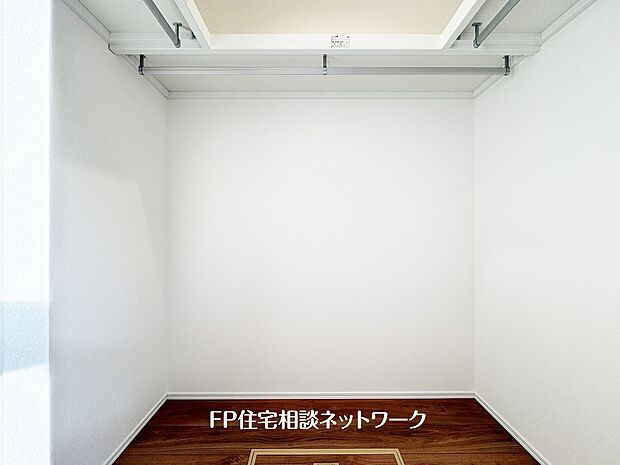 【ウォークインクローゼット】ウォークインクローゼットのある住まいで収納上手な生活を実現。衣類だけでなく、箱物や思い出の品もたっぷり収納できます。