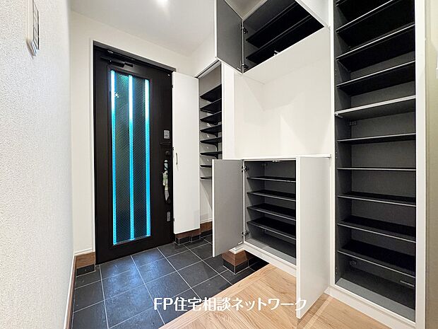 【玄関】散らかりがちな玄関をスッキリと保てる玄関収納は、家の中に入る時最初に目に付く場所だからこだわりたい。落ち着いた色目が、室内のカラーやデザインと調和。