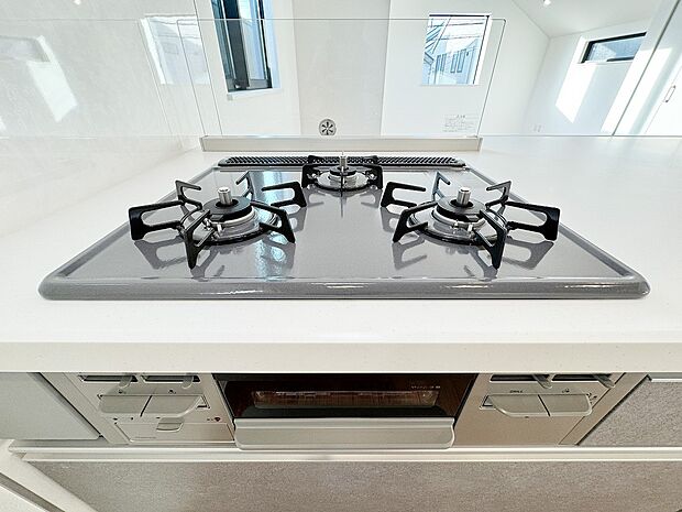 【三口ガスコンロ】慣れている方も多く、火力が目に見えるため、使いやすいという方も多い、3口のガスコンロ仕様です。