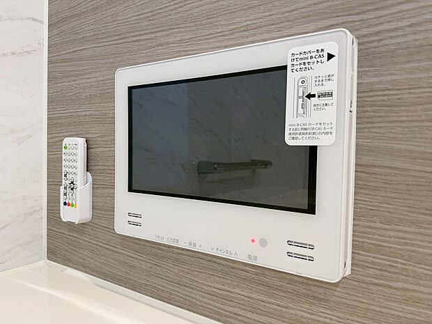 【浴室TV】浴室には大型浴室ＴＶ付き。「見たい番組があるけど、明日も早いからお風呂に入らなければ」　という悩みは不要です。湯船に浸かりながら見たい番組をゆっくり見れる。