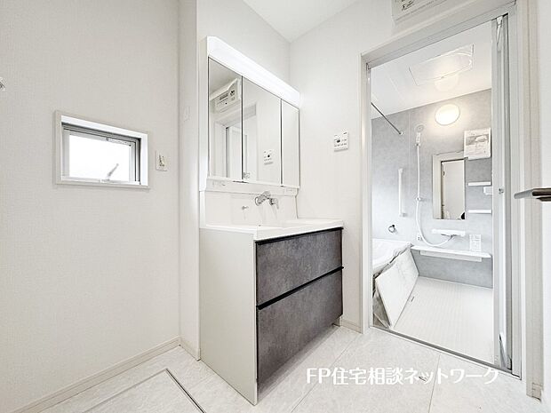 【洗面台・洗面所】鏡の裏に収納棚を確保した三面鏡を採用。化粧品や歯ブラシなどを機能的に収納。