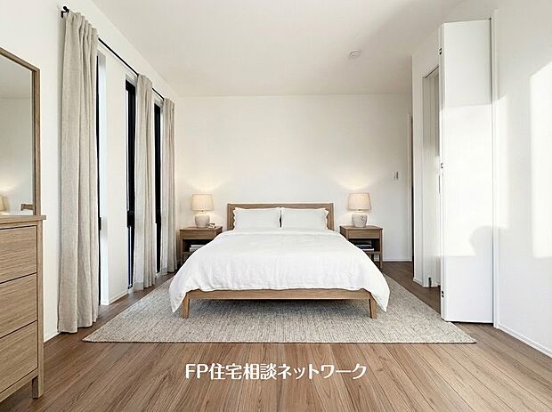 【内観】【プラン例 建物価格1650万円 建物面積99.78m2】2面採光でお部屋の隅々まで明るい印象の居室。おひさまの光を、爽やかな風をたっぷりと取り込めます。
