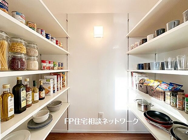 【内観】【プラン例 建物価格1650万円 建物面積99.78m2】大容量のシューズクローゼットが嬉しい住まい。ご家族全員の靴はもちろん、お子様のベビーカーなどスッキリまとめて収納できます。