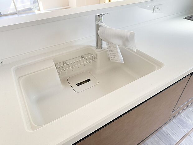 【浄水栓】スタイリッシュな、浄水器一体型水栓です。水栓にシャワーホースと浄水器を内蔵し、カルキ臭など軽減。シャワーヘッドを引き出すことで、広いシンクのお手入れもラクラク。