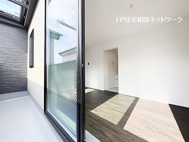 【バルコニー】太陽の温もりをめいいっぱい受け止めてくれます。太陽の光と爽やかな風を受けたお洗濯物はあっという間に乾き、取りこむ時には太陽の匂いを感じられそう。