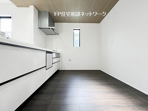 【キッチン】新しいキッチンは食事の支度も楽しく出来る。お手伝いをしてくれるお子様と並びながら準備や片付けが出来るキッチンは、ご家族のコミュニケーションを育む場として活躍します。