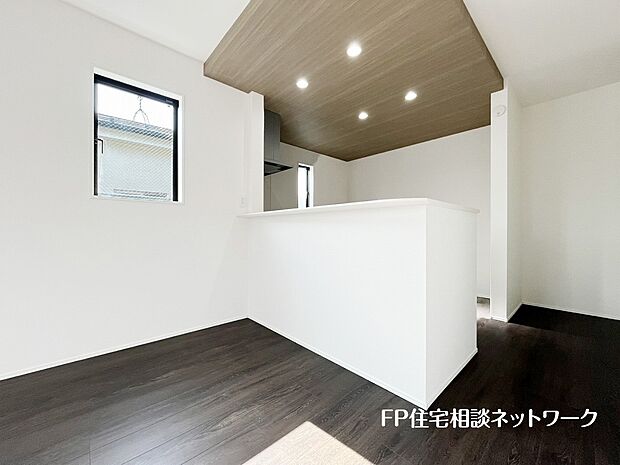 【キッチン】対面式のカウンターキッチンですので、出来上がったお料理をカウンターに並べてお子様が運ぶなど、お手伝いの時間も増えそうですね。