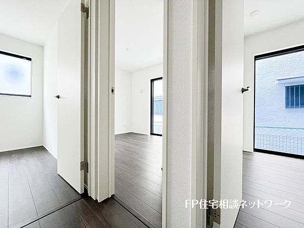 【その他内観】2面採光でお部屋の隅々まで明るい印象の居室。おひさまの光を、爽やかな風をたっぷりと取り込めます。居室内はいつも明るいので、毎日の生活も自然と明るくなりますね。