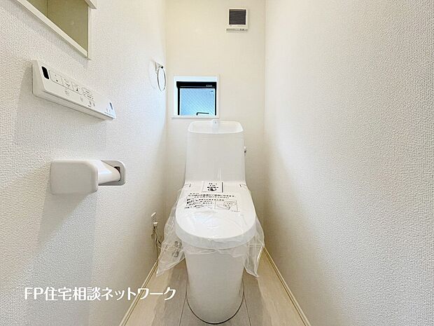 【トイレ】ウォシュレット、暖房便座機能付のトイレです。従来型に比べ節水効果があり、お手入れもしやすいので、家計も家事の負担も軽減してくれます。