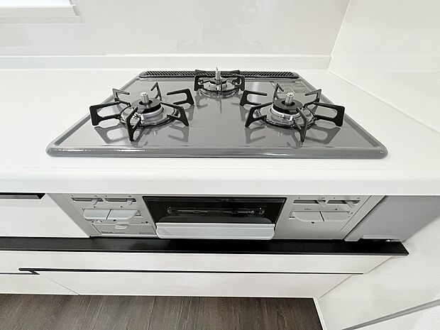 【ガスコンロ】同時並行で調理しやすい3口コンロです。お料理を同時にすすめることができ、料理時間の短縮にもなります。