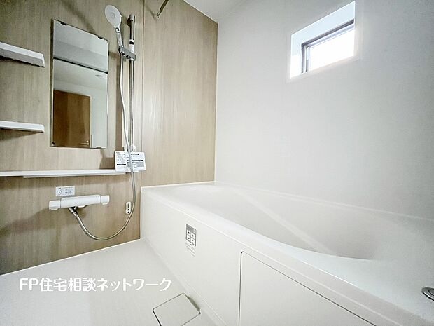 【浴室】ゆったり入れる一坪バス。足を伸ばして入れるサイズは一日の疲れを癒すのに嬉しい広さ。お子様と一緒の入浴でも充分な広さです。