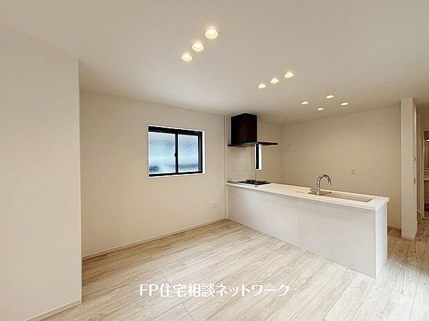 【リビング】リビングで遊ぶお子様を見守りながらお料理が出来る対面式カウンターキッチンは、料理をしながらご家族との会話を楽しめます。毎日のお料理も楽しくなりますね。