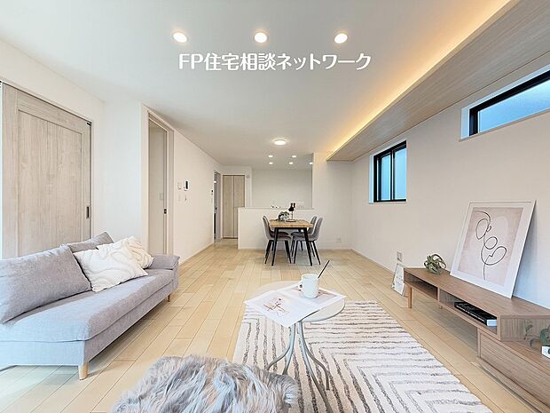 【リビング】想像以上の質感が訪れる者の心を離さない。フローリング素材、窓の配置、壁面タイル、カラーバランス、どれをとってもワンランク上の仕上がり。