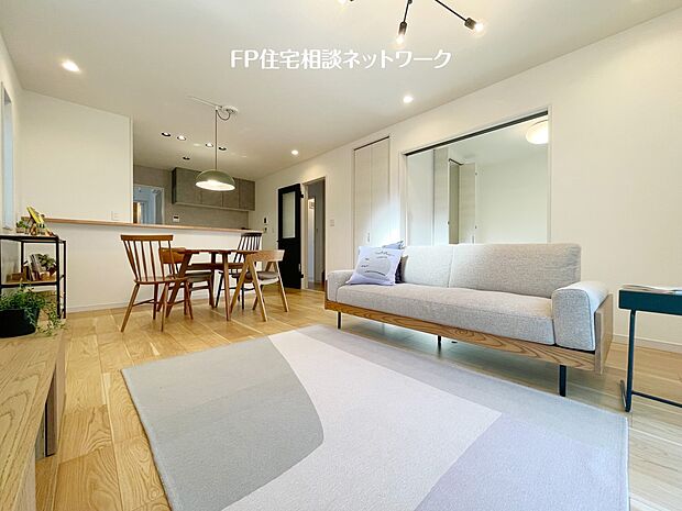 【内観】【プラン例 建物価格1350万円建物面積90m2】想像以上の質感が訪れる者の心を離さない。フローリング、窓の配置、壁面タイル、どれをとってもワンランク上の仕上がり。