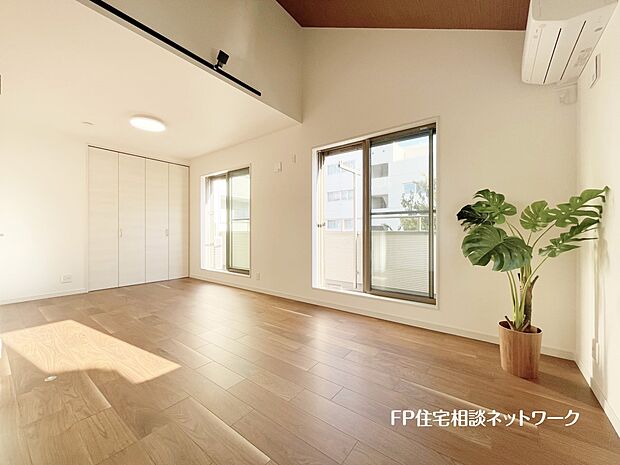 【内観】【プラン例 建物価格1350万円建物面積90m2】勾配天井のメリットはなんと言っても開放感。通常の天井よりも上部の空間が立体的な広がりを見せるので、広く感じることができます。