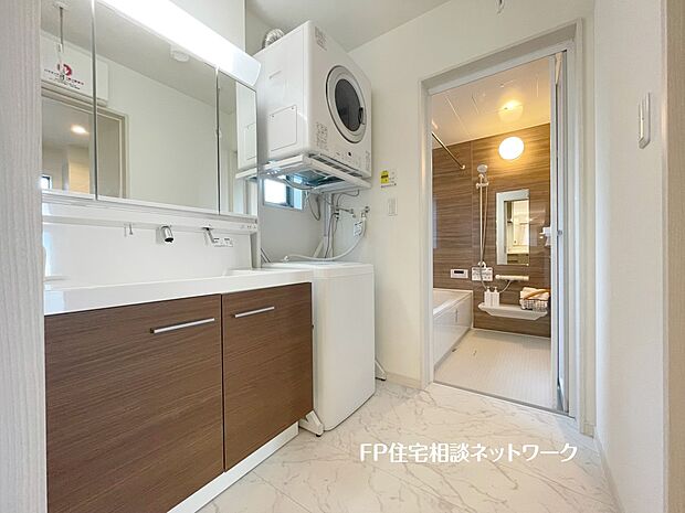 【内観】【プラン例 建物価格1350万円 建物面積90m2】鏡の裏に収納棚を確保した三面鏡を採用。化粧品や歯ブラシなどを機能的に収納。