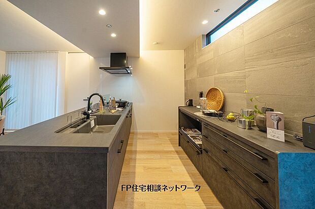 【キッチン】乾燥機能付き食洗器完備のフルフラットの対面キッチンを採用。作業のしやすさに加え、空間全体をすっきり見せる美しいデザインも魅力です。