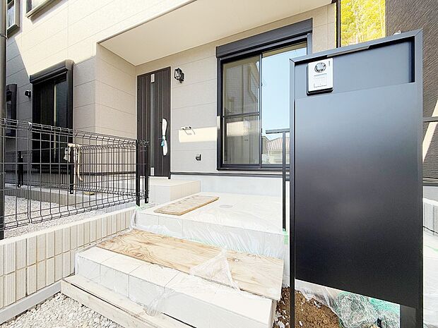 【ポスト兼宅配ボックス】ポスト兼宅配ボックス不在時に荷物の受け取りが可能デザインスマートな形状です。