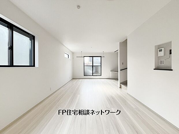 【リビング】オープンな空間を生み出す、広がりとゆとり。家族と過ごす時間を大切にしたい方にぴったりのゆとりある住空間です。日差しがリビングの隅々までしっかりと届きます。