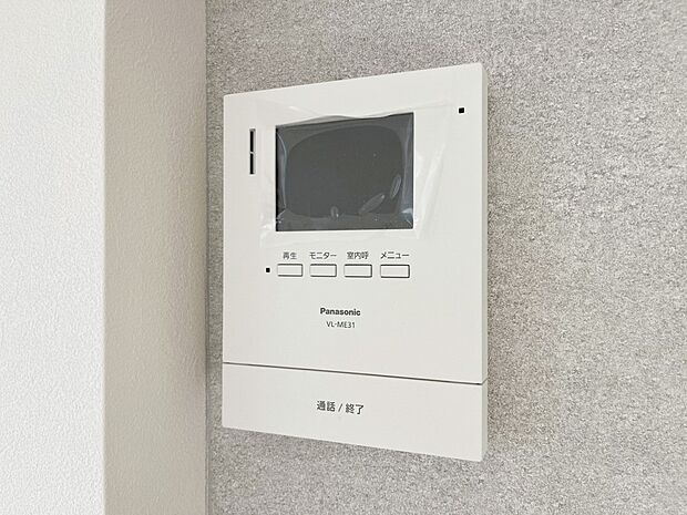 【TVモニター付きインターホン】モニター付インターホンが標準仕様です。戸建暮らしだと、集合住宅に比べ、より不安になりがちな防犯面、目で確認できるからあんしんです。