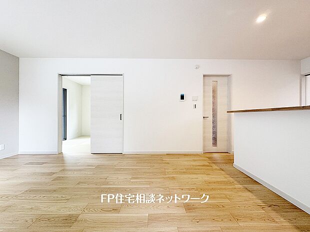 【リビング】想像以上の質感が訪れる者の心を離さない。フローリング素材、窓の配置、壁面タイル、カラーバランス、どれをとってもワンランク上の仕上がり。