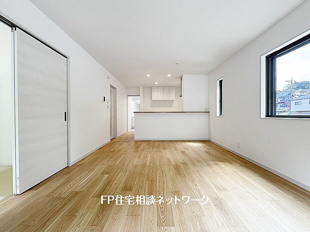 【リビング】家族だんらんのスペースとなるリビング。家具の配置がしやすい広さを確保しつつ、窓が多い設計は色々な角度から光が取り込めるこだわりの間取りです。