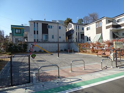 菅生ケ丘公園 約370m(4分～5分)