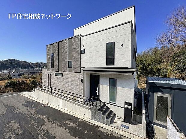 【外観】【プラン例　建物価格2480万円　建物面積100m2】クラシカル×モダンの融合外壁アクセントの持つ個性と配色を丁に重ね格式と品のある装いをまとったファサードデザインに仕上げました。