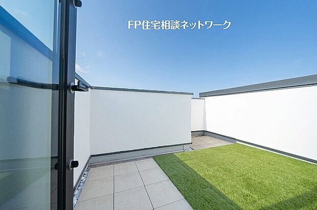 【外観】【プラン例　建物価格2480万円　建物面積100m2】空を身近に感じられるスカイバルコニー。外からの視線が届きにくく、開放感のある時間を楽しめる空間です。
