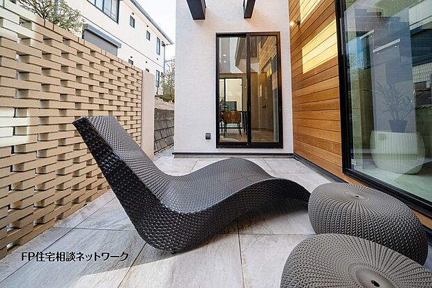 【外観】【プラン例 建物価格2480万円 建物面積100m2】外からの視線に配慮した中庭テラス。リビングやダイニングに光と風を届け、住まい全体に開放感をもたらします。
