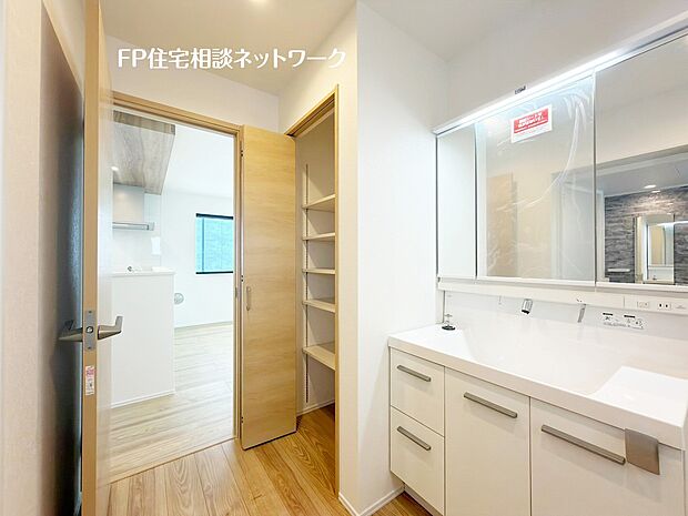 【洗面台・洗面所】鏡の裏に収納棚を確保した三面鏡を採用。化粧品や歯ブラシなどを機能的に収納。