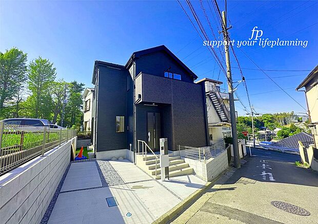 【外観】【プラン例　建物価格1780万円　建物面積103m2】  モダンな外観が飽きのこないシンプルな良さを際立せます。アクセントカラーで外壁を分けることで立体感が生まれ、異なる表情を感じることが出来ます。