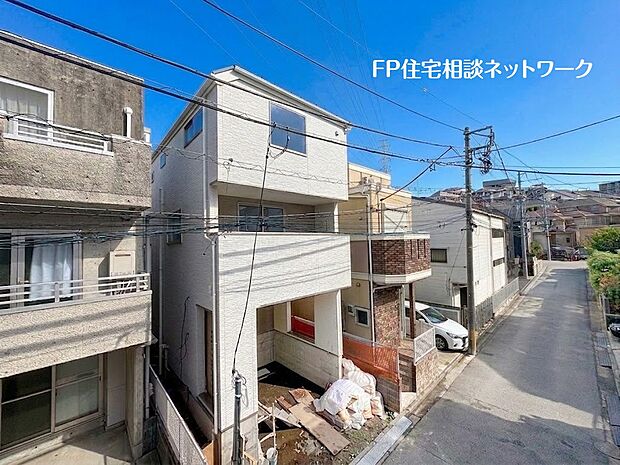 【前面道路含む現地写真】閑静な住宅街に位置し、静かな日常を送る事が出来る住環境！LDK18.5帖はゆとりの広さで家族の憩いの空間に最適です。