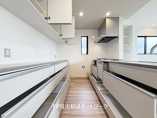 【キッチン】システムキッチンと一体感あるカラーでまとまった、食器棚付です。高額な設備であることから建売には採用されないことが多いので、うれしい設備仕様です。