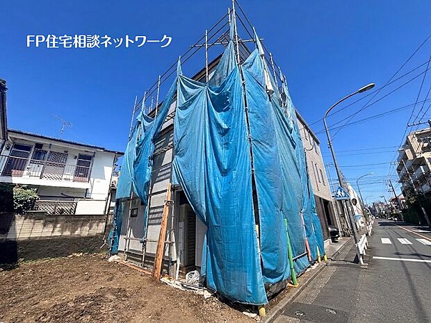 【前面道路含む現地写真】前面道路と高低差のない整形地、人気のカウンターキッチンでリビングを見渡す事が出来るキッチンでリビングは家族の憩いの空間に最適です。