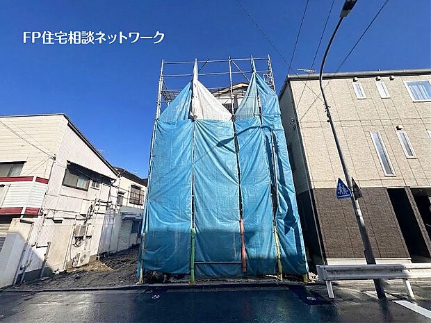 【現地外観写真】フールバルコニー付の新築デザイナーズ住宅!駅まで平坦で徒歩5分の好立地、都内へのアクセスも良く通勤・通学に便利な立地です。