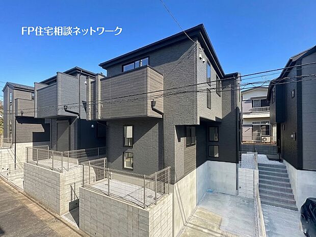 【その他】【類似外観同仕様】施工例のため分譲中の建物とは外壁、屋根開口部等の形状・仕様が異なります。