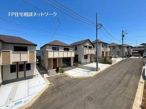 【その他】【類似外観同仕様】施工例のため分譲中の建物とは外壁、屋根開口部等の形状・仕様が異なります。