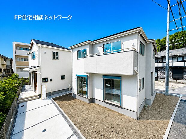 【現地外観写真】小田急線「柿生」駅まで徒歩5分の好立地。駅近ながら落ち着いた住環境に佇む、明るく開放感のある新築戸建。通勤・通学はもちろん、お買い物にも便利な暮らしやすい立地です。