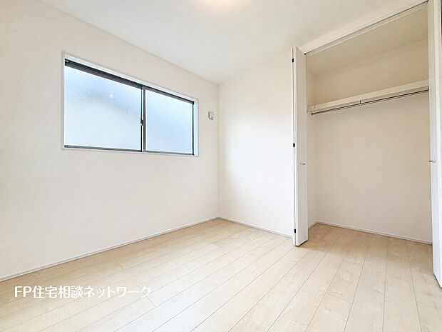 【リビング以外の居室】全居室には大型の収納クローゼットを完備。普段使いのお洋服や小物はもちろん、季節物のお洋服などもしっかりと整理整頓出来る。居室空間を隅々まで使えるのが嬉しい。