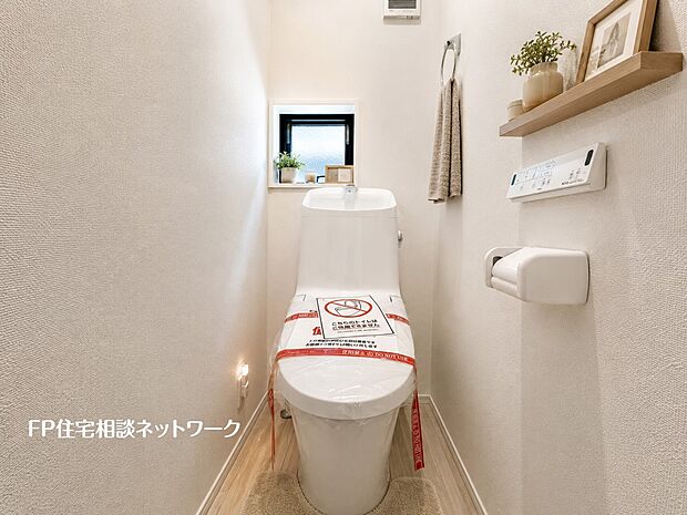 【トイレ】本画像の小物、棚等はCGの配置イメージです。販売価格に小物、棚等は含まれず、付帯しません。