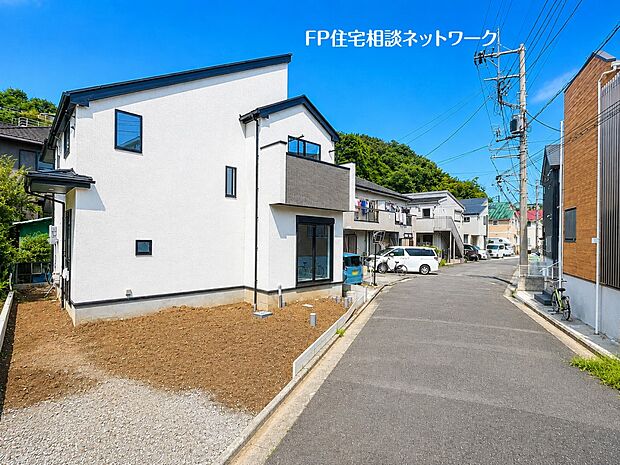 【外観】【類似外観同仕様 】施工例のため分譲中の建物とは外壁、屋根開口部等の形状・仕様が異なります