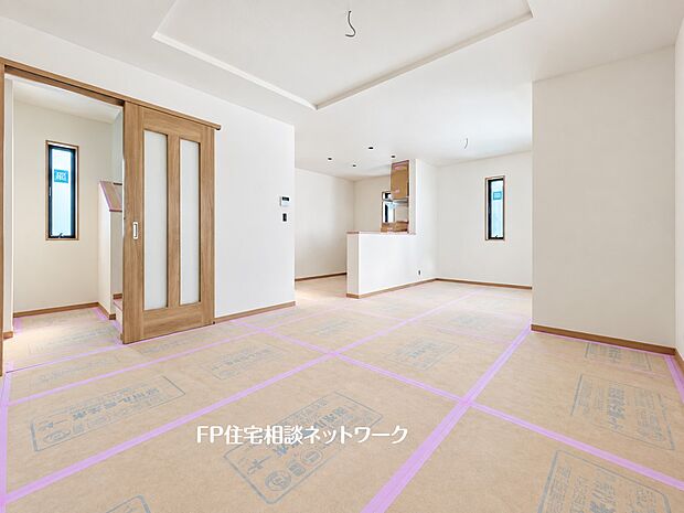 【リビング】折上げ天井が空間に奥行きと開放感を演出するLDK。木目調の建具がやさしいアクセントとなり、明るく心地よい住空間です。