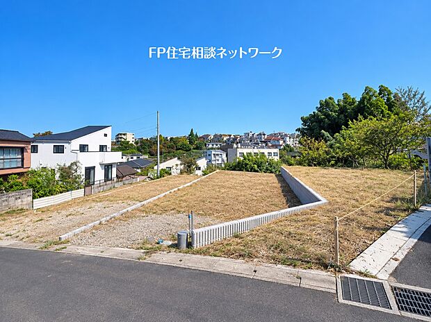 【前面道路含む現地写真】周辺には緑豊かな自然と閑静な住宅街が広がり、穏やかな住環境が魅力です。ゆとりある敷地で理想のマイホームを実現できます。
