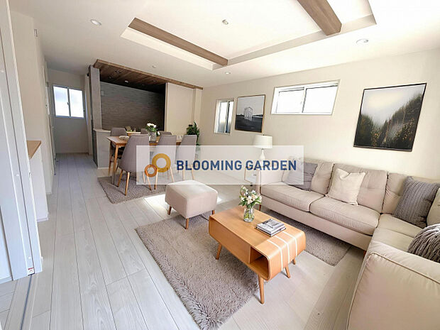 リビング　（2）号棟　家事をしながらでも家族との会話が弾む18畳のLDK。※こちらはCGによるイメージです。家具付き販売ではございません。