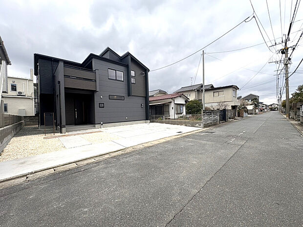 外観　　約6mの前面道路に60坪越えの敷地！お車を2台止めてもお子様が遊べるスペースもあり、広々余裕です♪