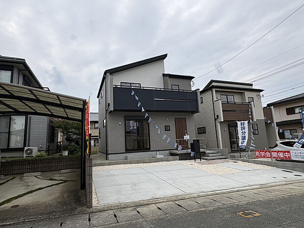 外観　（1）号棟　奥行きのある立体的な外観デザインが印象的。細部までこだわり抜き、建売住宅らしさを感じさせない上質な住まいに仕上げました。